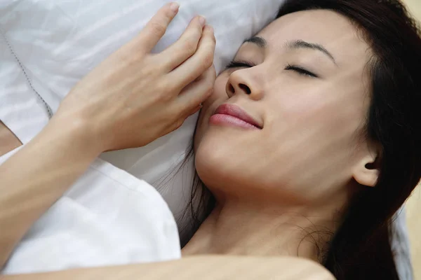 Mujer dormir en la cama —  Fotos de Stock