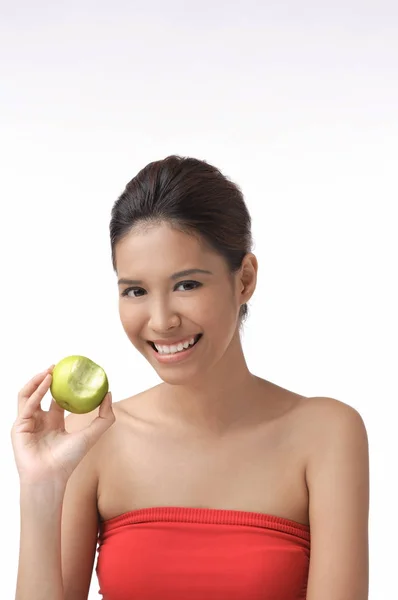 Mujer sosteniendo manzana — Foto de Stock