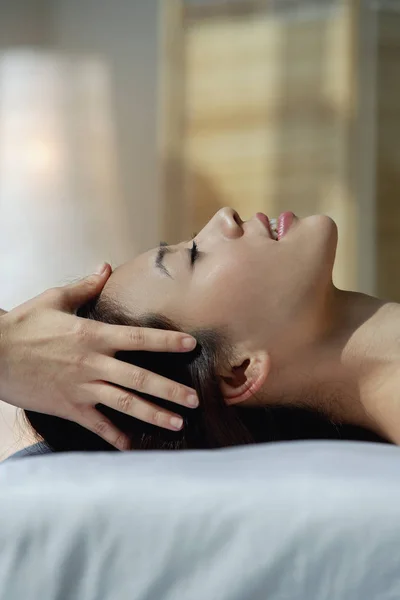 Mulher na mesa de massagem — Fotografia de Stock