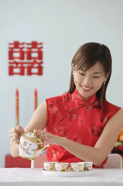 Mulher realizando cerimônia de chá — Fotografia de Stock