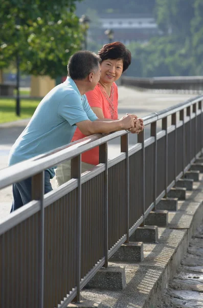 Pareja teniendo conversación — Foto de Stock