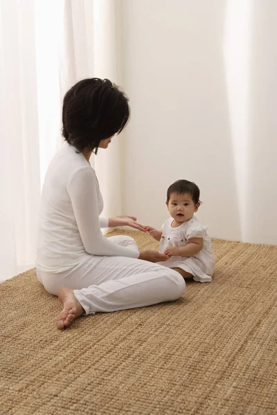 Frau mit Baby auf dem Boden — Stockfoto