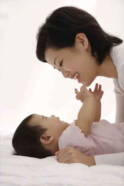 Mujer jugando con el bebé — Foto de Stock