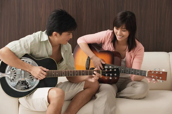 Jovem casal tocando guitarra — Fotografia de Stock