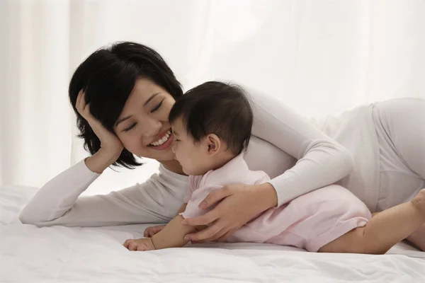 Donna sdraiata sul letto — Foto Stock