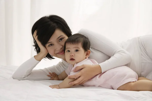 Frau mit Baby-Mädchen — Stockfoto