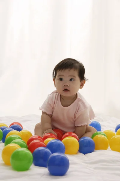 Baby flicka som leker — Stockfoto