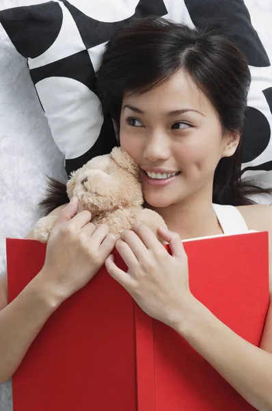 Wanita dengan boneka dan buku — Stok Foto