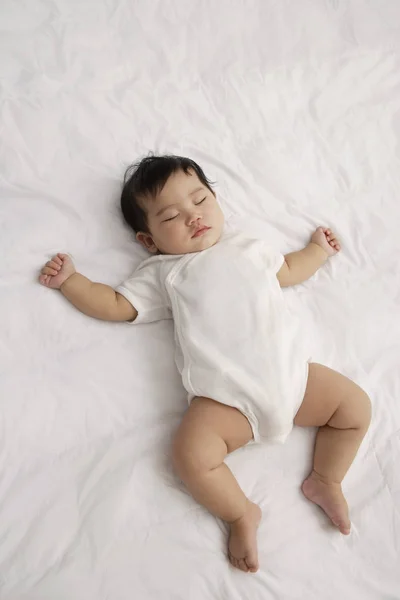 Asiatiska sovande baby — Stockfoto