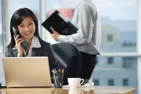 Una donna parla al telefono — Foto Stock