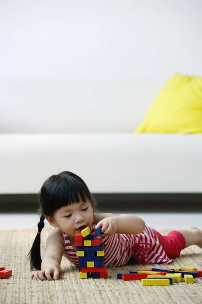 Una bambina gioca — Foto Stock