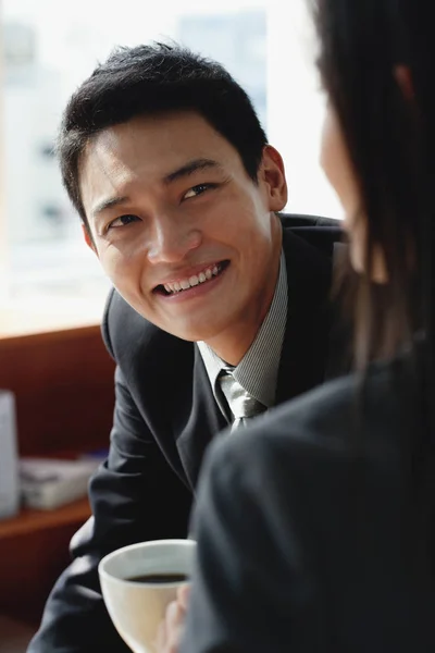 Un homme sourit en prenant un café — Photo