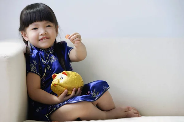 Una bambina in seta blu cheongsam — Foto Stock
