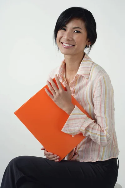 Kobieta trzyma folder — Zdjęcie stockowe