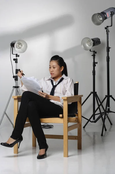 Mujer sentada en silla — Foto de Stock