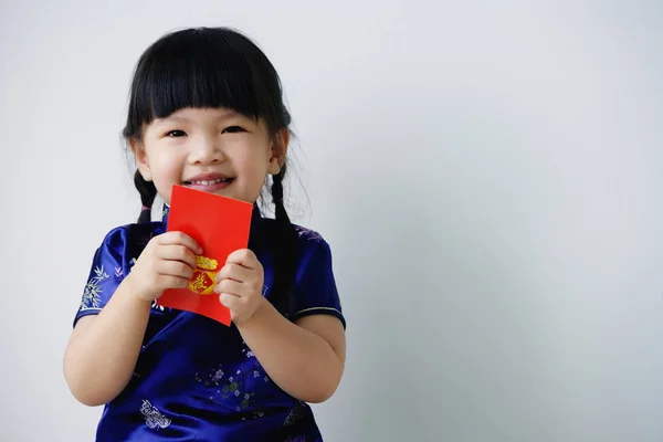 Una bambina tiene un pacchetto rosso — Foto Stock