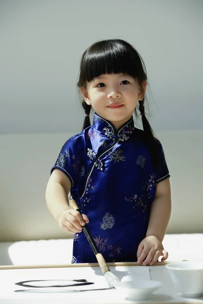 Una bambina in seta blu cheongsam — Foto Stock