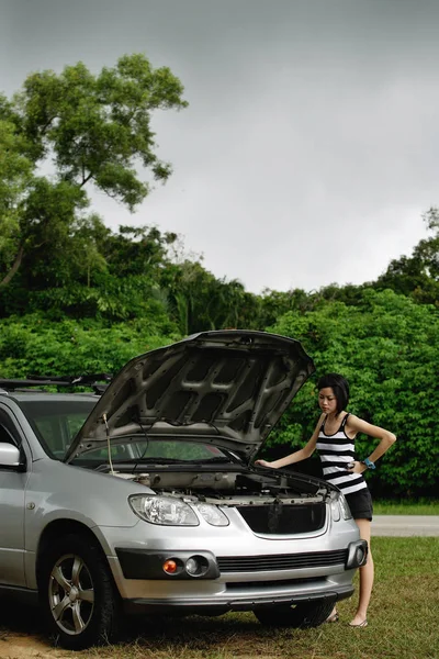 Una mujer revisa su coche — Foto de Stock