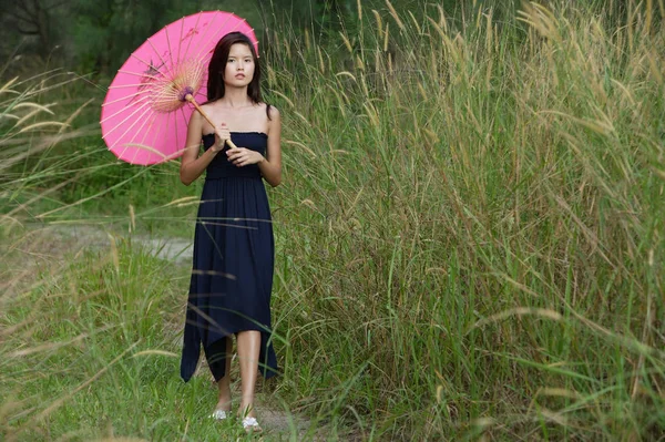 Mujer en hierba larga con sombrilla —  Fotos de Stock