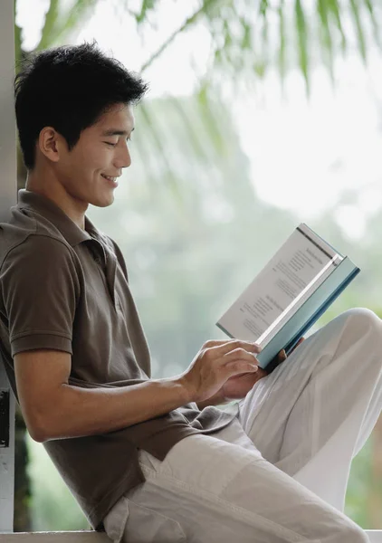 남자는 책을 읽으십시오 — 스톡 사진