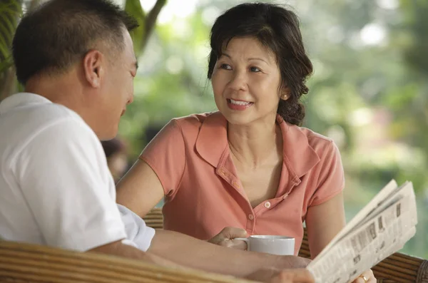 Pareja disfrutando del té — Foto de Stock