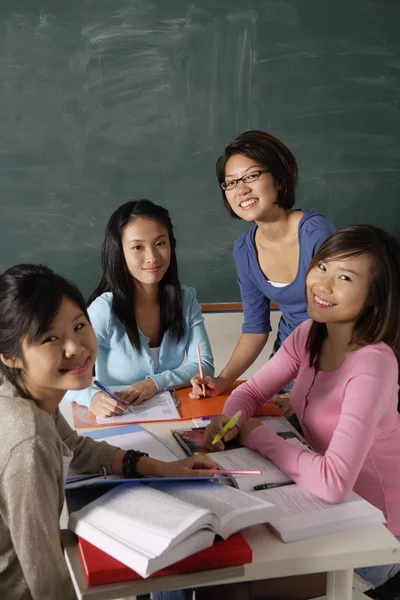 教室で 4 人の若い女性 — ストック写真