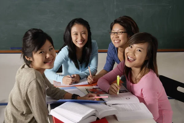 Fyra unga kvinnor på klassrummet — Stockfoto