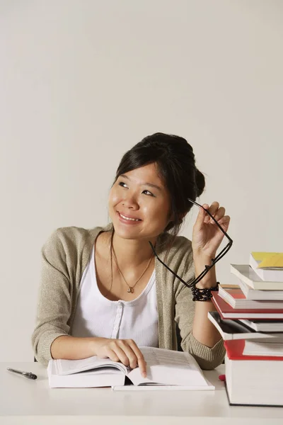 Mulher jovem estudando — Fotografia de Stock