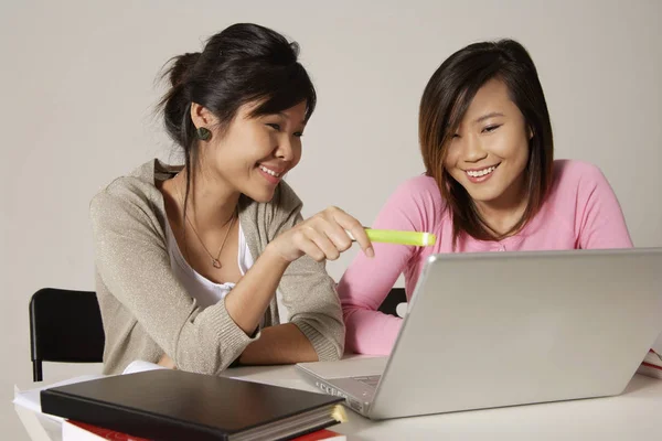 Dua wanita menggunakan laptop . — Stok Foto