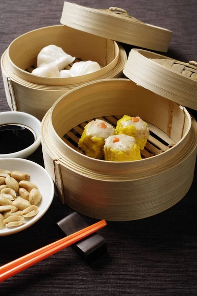 Dim sum in bamboe stoommachines — Stockfoto