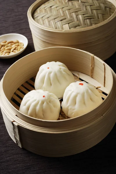 Dim sum in bamboe stoomboot — Stockfoto