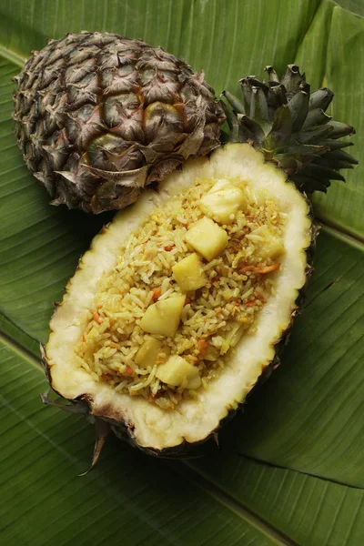 Riso all'ananas nella frutta — Foto Stock