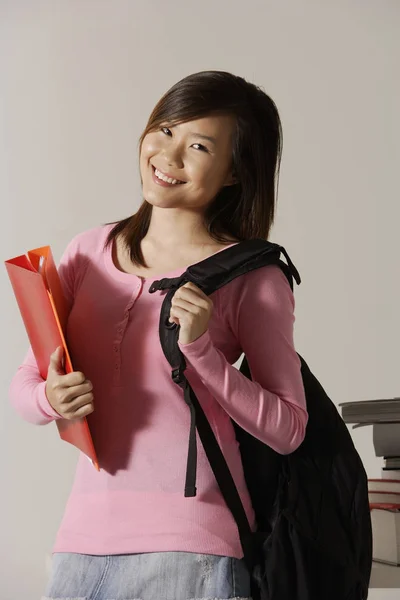 Mujer joven llevando mochila — Foto de Stock