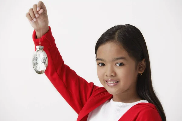 Menina segurando ornamento de Natal — Fotografia de Stock