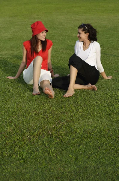 Jonge vrouwen in park — Stockfoto