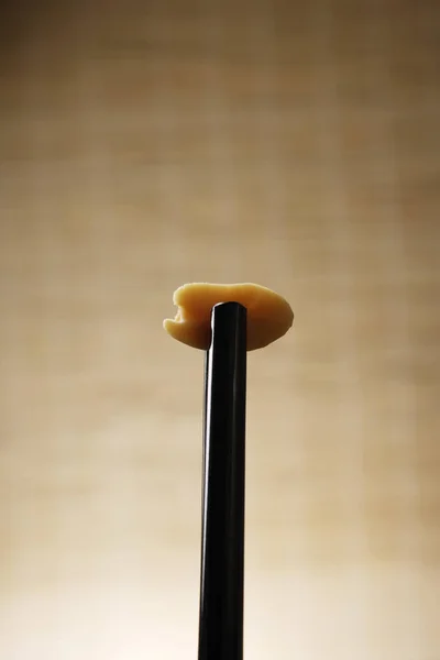 Проведення арахісове палички для їжі — стокове фото