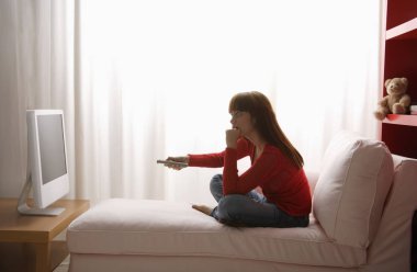 Kız Yatak odasında TV izliyor