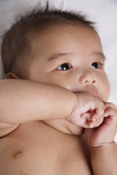 Bebé chupando su mano — Foto de Stock
