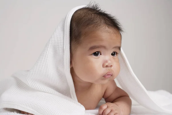 Bebê chinês com toalha — Fotografia de Stock