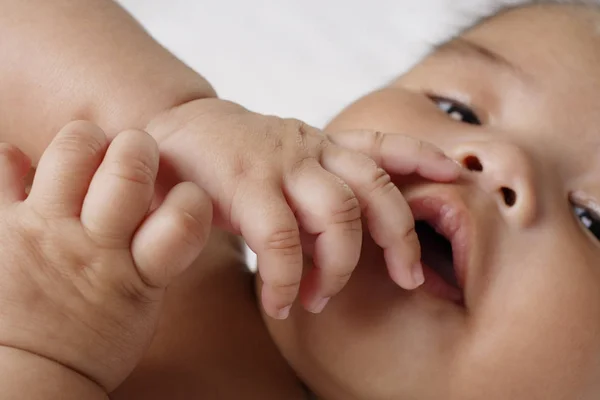 Mani sulla bocca dei bambini . — Foto Stock