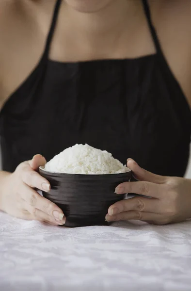 Nő a tál rizs — Stock Fotó