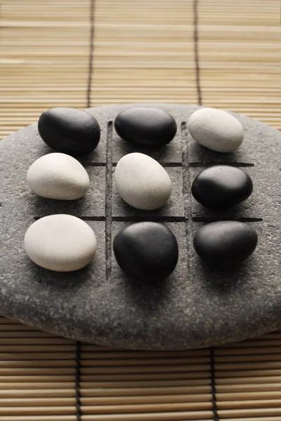 Černé a bílé kameny zen — Stock fotografie