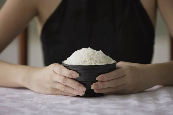 Kobieta z miską ryżu — Zdjęcie stockowe