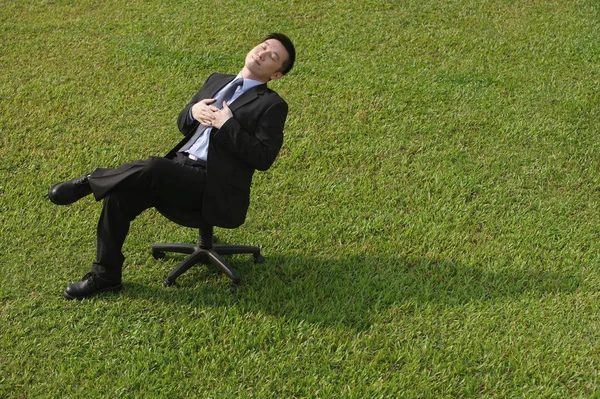 Geschäftsmann ruht auf Bürostuhl — Stockfoto