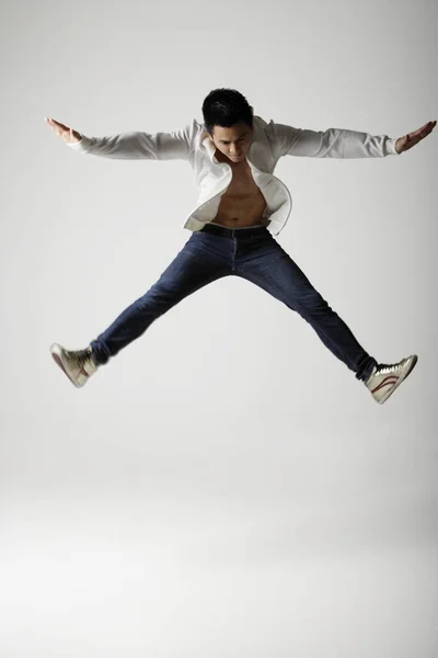 Hombre saltando y extendiendo brazos —  Fotos de Stock