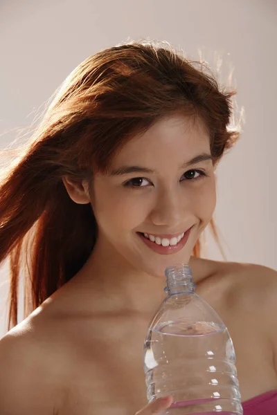 Азиатка пьет воду — стоковое фото