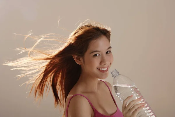 Азиатская девушка держит бутылку — стоковое фото