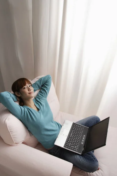 Dziewczyna z laptopem w domu — Zdjęcie stockowe