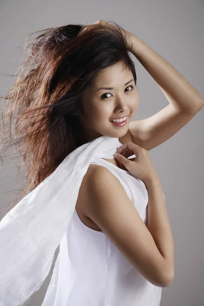 Κινεζική γυναίκα με μακριά μαλλιά — Φωτογραφία Αρχείου