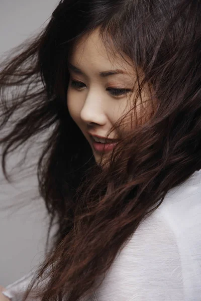 Китаянка с длинными волосами — стоковое фото